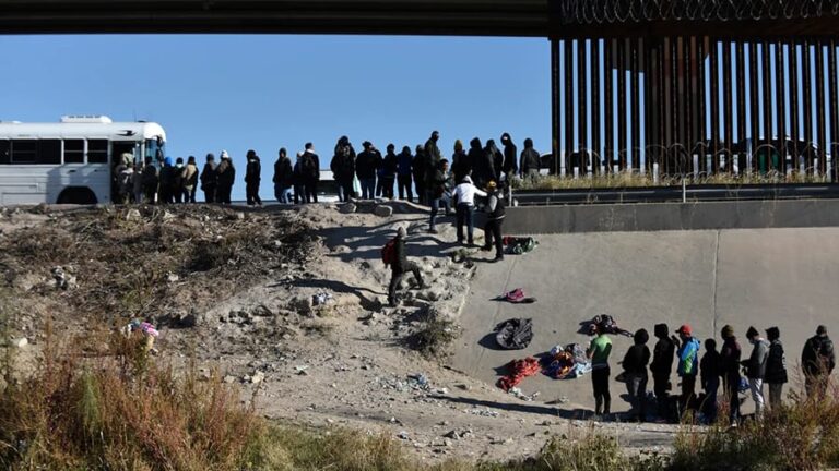 Aumentan las detenciones migratorias en El Paso tras anunciar visita de Biden