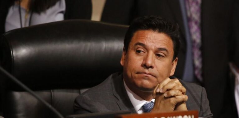Quién es José Huizar: El exconcejal de Los Ángeles aceptó cargos de extorsión y soborno