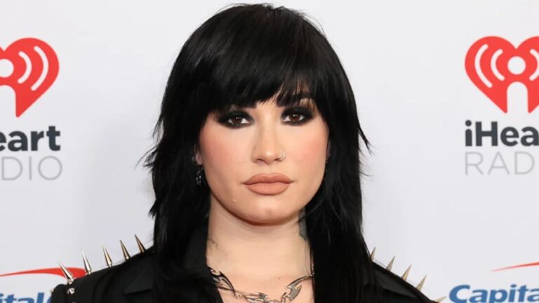 Vetan a Demi Lovato por carteles ofensivos sobre el cristianismo