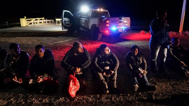 Autoridades encuentran en Texas 57 inmigrantes en tráiler