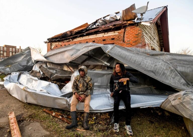 Se registran 9 muertos tras tornado en California
