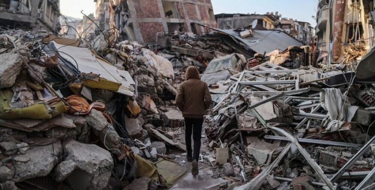 Número de muertos por el terremoto aumenta a más 25.000 en Turquía y Siria