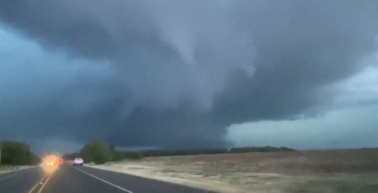 Detectan tornado en Oklahoma