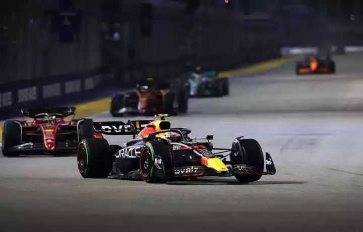 Checo logra podio en Bahréin con Verstappen en dominio total
