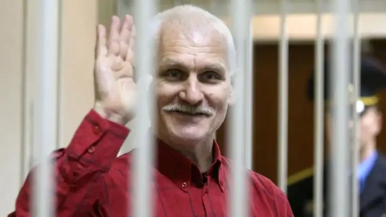 Condenan a Ales Bialiatski ganador de Premio Nobel de la Paz a 10 años de prisión