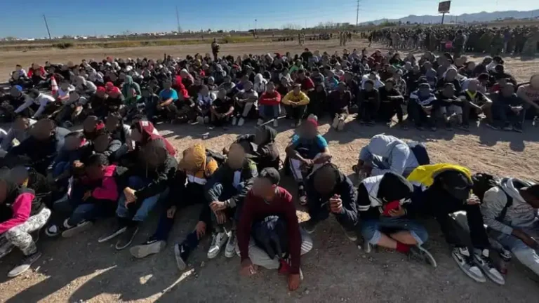 Gran grupo de inmigrantes se acercan a frontera de Texas