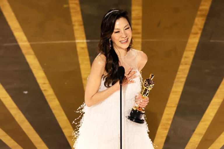 Hollywood bajo murallas contra los asiáticos tras triunfo de Michelle Yeoh