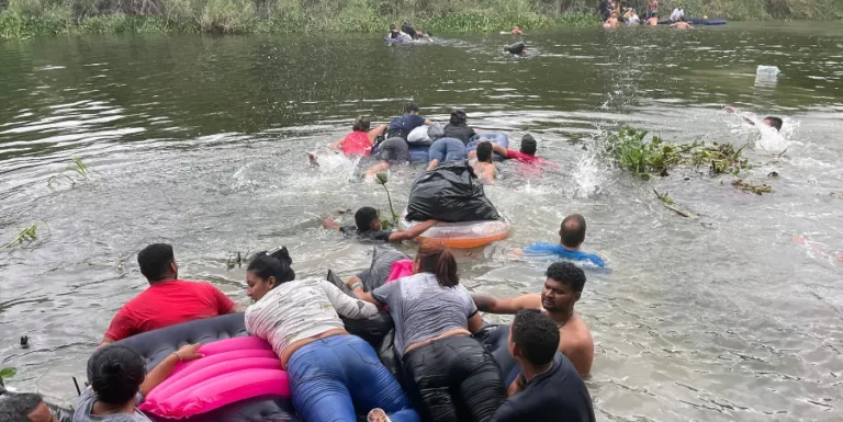 ¿CBP One no funciona? Migrantes se lanzan al río Bravo