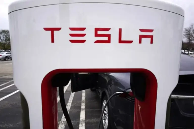 Tesla recorta precios de autos en EEUU