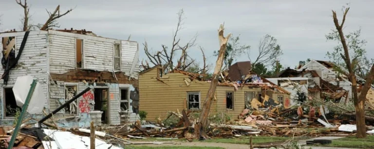 2 personas mueren en Oklahoma tras una docena de tornados