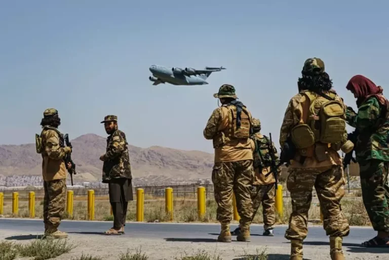 Gobierno de Biden culpa a Trump de salidas de tropas estadounidenses de Afganistán