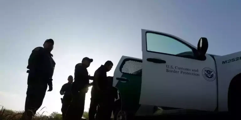 ICE-CBP arrancan operativo especial para expulsar migrantes en El Paso