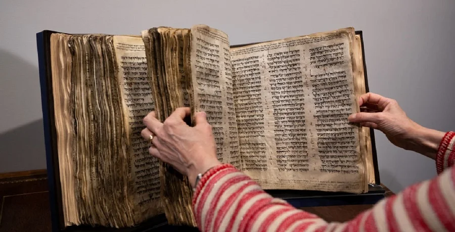 Subastan la biblia hebrea