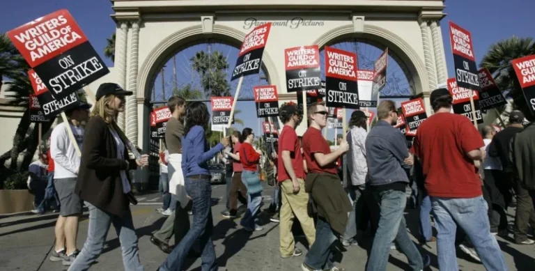 Guionistas de Hollywood se declaran en huelga