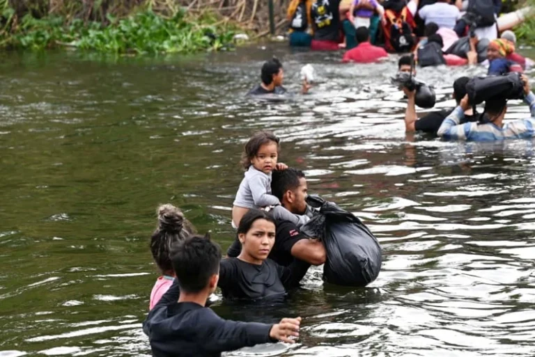 Fuertes lluvias en Texas ponen en riesgo a inmigrantes