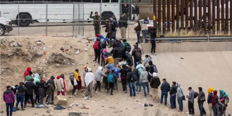 Migrantes esperan ingresar a EE.UU después del fin del Título 42