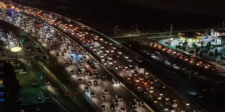Con IA buscan disminuir el tráfico en California